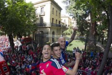 Celebración multitudinaria del Osasuna en las calles de Pamplona