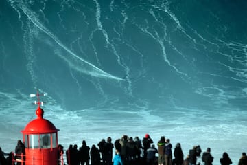 El surfista alemán de olas grandes Sebastien Steudtner coge una ola en Praia do Norte en Nazaré, Portugal. 
