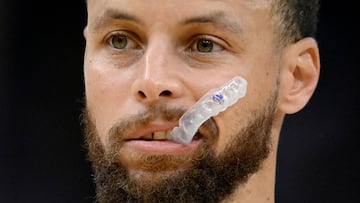 SAN FRANCISCO, CALIFORNIA - APRIL 09: Stephen Curry #30 of the Golden State Warriors chews his mouthguard during the second quarter against the San Antonio Spurs at Chase Center on April 09, 2025 in San Francisco, California. NOTE TO USER: User expressly acknowledges and agrees that, by downloading and or using this photograph, User is consenting to the terms and conditions of the Getty Images License Agreement. Eakin Howard/Getty Images/AFP (Photo by Eakin Howard / GETTY IMAGES NORTH AMERICA / Getty Images via AFP)