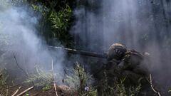 A Ukrainian serviceman, of the 10th separate mountain assault brigade of the Armed Forces of Ukraine, fires an anti-tank grenade launcher at his position at a front line, amid Russia's attack on Ukraine, near the city of Bakhmut in Donetsk region, Ukraine July 13, 2023. REUTERS/Sofiia Gatilova     TPX IMAGES OF THE DAY