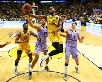 Lorenzo Brown entra a aro pasado frente a Cornelie y Hezonja.