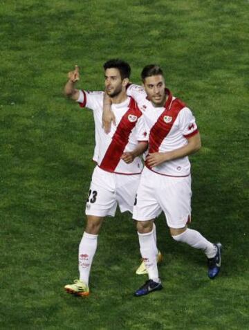 2-0. Bueno celebra el segundo gol con Rochina.