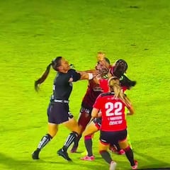 Una de las peleas más gordas que se han visto en el fútbol femenino: supera a la del Betis-Como y honor a lo que hace la árbitra