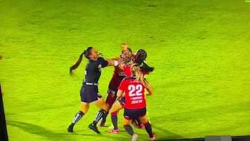 Una de las peleas más gordas que se han visto en el fútbol femenino: supera a la del Betis-Como y honor a lo que hace la árbitra