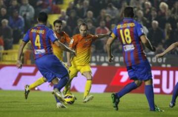 Jornada 13 / LEVANTE - BARCELONA  Iniesta consigue zafarse de Navarro y Ballesteros y marcar el 0-3.