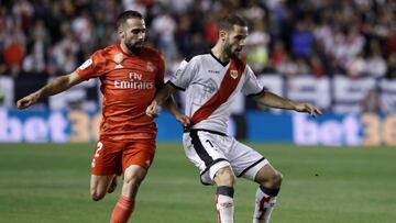Mario controla el esférico ante Carvajal.