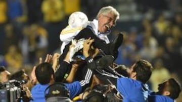 Los jugadores de Tigres cargaron a Ferretti, quien finalmente alcanz&oacute; las 400 victorias como director t&eacute;cnico en M&eacute;xico.