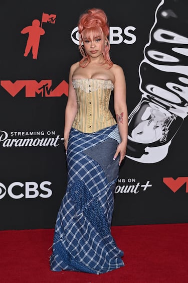 Ice Spice posa en la alfombra roja de los MTV Video Music Awards.