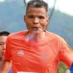 El maratoniano fumador es descalificado... por fumar