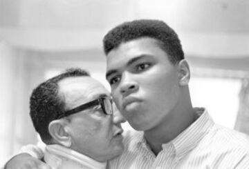 Muhammad Ali con su mánager, Chris Dundee.
 