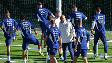 Soccer Football - UEFA Euro 2024 Qualifier - Italy Training - FIGC Coverciano Technical Centre, Coverciano, Italy - September 4, 2023 Italy coach Luciano Spalletti and players during training REUTERS/Jennifer Lorenzini