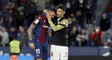 El Levante se jugaba la vida ante el Sevilla y, tras su derrota en el Ciutat de València (2-3), se aleja de la salvación. Morales, quien marcó de penalti en la primera parte, falló otra pena máxima decisiva, la que hubiera permitido a los granotas arañar un punto. En la imagen, Jesús Navas trata de consolar a El Comandante al final del partido.