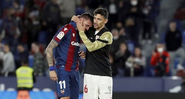 El Levante se jugaba la vida ante el Sevilla y, tras su derrota en el Ciutat de València (2-3), se aleja de la salvación. Morales, quien marcó de penalti en la primera parte, falló otra pena máxima decisiva, la que hubiera permitido a los granotas arañar un punto. En la imagen, Jesús Navas trata de consolar a El Comandante al final del partido.