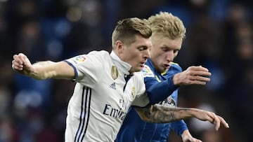 Toni Kroos pugna por un bal&oacute;n con Daniel Wass.