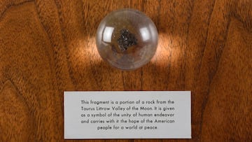 La piedra lunar que se puede ver en el Museo Naval.