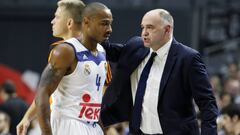 Pablo Laso anima a Dontaye Draper durante el partido de Euroliga contra el Baskonia.