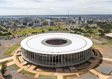 Construido para el Mundial de 2014 en la capital brasileña, tiene el nombre del mítico futbolista campeón del mundo en 1958 y 1966, estrella del Botafogo y considerado uno de los mejores de la historia.