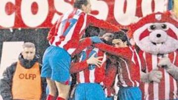 <b>ANTES, EUROPA. </b>Los jugadores celebran un gol en piña. La afición también prefiere los goles, aunque estos supongan ayudar al Madrid.