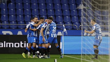 Los jugadores del Depor celebra el gol de Pablo Mart¨ªnez.