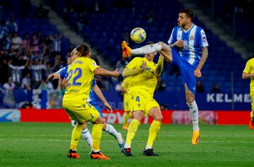 Joselu disputa un balón en el partido contra el Cádiz disputado en el RCDE Stadium en abril.