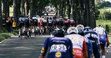 El pelotón durante la decimocuarta del Tour de Francia 2021. 
