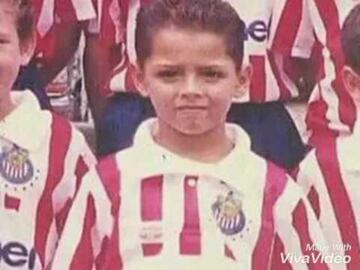 En una de sus primeras etapas con Chivas, Chicharito manejaba un estilo distinto, pero siempre acompañado de su característica sonrisa.