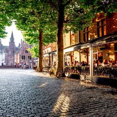 Ni Ámsterdam ni Bruselas: la histórica ciudad europea con pasado español donde los turistas están robando los adoquines