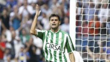<b>TERCERA DERROTA. </b>Dorado protesta tras uno de los goles blancos. El Betis volvía a caer.