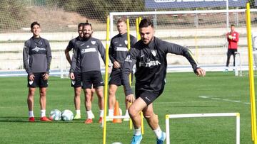 Armando Sadiku, durante un entrenamiento en el Ciudad de M&aacute;laga.