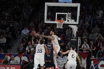 Vincent Poirier, pívot del Madrid, frena a Chris Chiozza, base del Baskonia.
