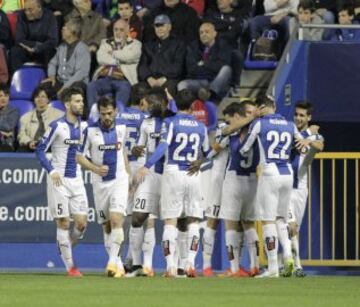 0-1. Lucasz Vázquez celebró el primer tanto con sus compañeros.