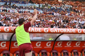 Un emocionado Totti se despide de su afición en su último partido con la Roma.