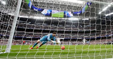 Tras chocar levemente, el balón se fue frenando y no llegó a cruzar la línea de gol.