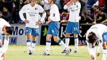 <b>LAMENTO. </b>Los jugadores del Zaragoza, apenados con el 1-0.