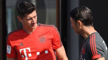 Robert Lewandowski hablando con Niko Kovac antes de un entrenamiento del Bayern.