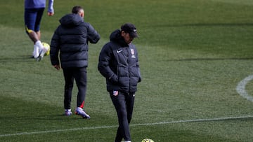 MAJADAHONDA (MADRID), 30/01/2026.- El técnico del Atlético de Madrid, Diego Pablo Simeone, durante el entrenamiento del equipo este viernes en la Ciudad Deportiva de Majadahonda, para preparar el encuentro de mañana, sábado, frente al Levante. EFE / Rodrigo Jimenez