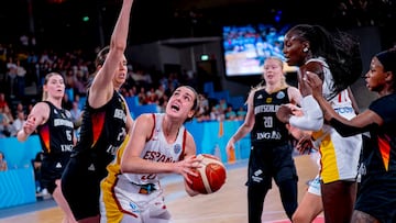 Paula Ginzo, pívot de la Selección, ante Alemania en la fase de grupos del Eurobasket 2025.