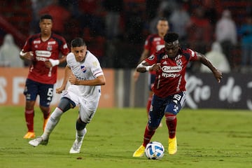 Con goles de Andrés Ibargüen y Déinner Quiñones, Medellín venció 2-1 a Nacional de Montevideo en el Atanasio Girardot. El Poderoso sigue en la pelea por clasificar a octavos.