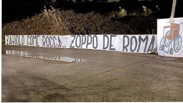 Pancarta de los aficionados de la Lazio contra Zaniolo.