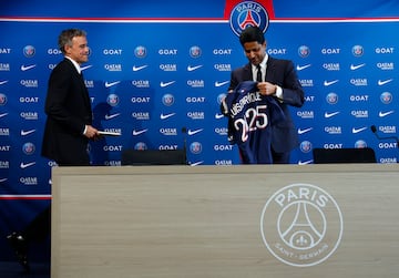 Luis Enrique ha sido presentado como nuevo entrenador del Paris Saint Germain durante las dos próximas temporadas.