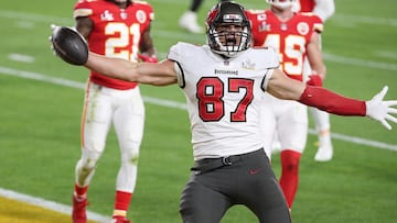 Tampa Bay Buccaneers tight end Rob Gronkowski celebrates as he scores a touchdown during Super Bowl LV against the Kansas City Chiefs on Sunday, February 7, 2021 at Raymond James Stadium in Tampa, FL, USA. *** Local Caption *** .