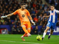 Soccer Football - LaLiga - Espanyol v FC Barcelona - RCDE Stadium, Cornella de Llobregat, Spain - January 3, 2026 FC Barcelona's Joan Garcia in action with Espanyol's Roberto Fernandez REUTERS/Albert Gea