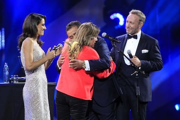 El humorista invitó a su pareja Patricia a subir al escenario después de su show. Y ante la sorpresa de todos, se arrodilló y sacó un anillo. Ovación total.