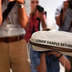 Subastan una bolsa con polvo de la Luna por 1,5 millones de euros