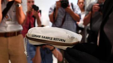 Subastan una bolsa perteneciente a Neil Armstrong con polvo de la Luna por 1,5 millones de euros.