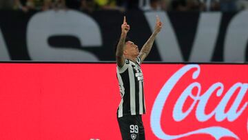 . RÍO DE JANEIRO (BRASIL), 14/08/2024.- Igor Jesus de Botafogo celebra un gol ante Palmeiras este miércoles, en el partido de ida de octavos de final de la Copa Libertadores entre Botafogo y Palmeiras en el estadio Olímpico Nilton Santos en Río de Janeiro (Brasil). EFE/ André Coelho