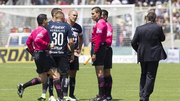 Jugadores de Pumas reclaman a la tercia arbitral.