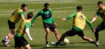 Juergen Elitim, del Racing, rodeado de sus compañeros Aldasoro, Saúl, Rubén Alves y Tienza.