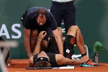 Zverev se torció el tobillo derecho y cayó sobre la arcilla, entre gritos de dolor, al intentar devolver un tiro de drive. Salió en silla de ruedas de la pista para ser atendido y volvió en muletas, con el pie inflamado, para decirle al juez de silla que