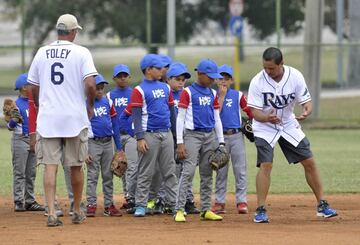 Los Tampa Bay Rays en un clínica de baseball para niños en Cuba.